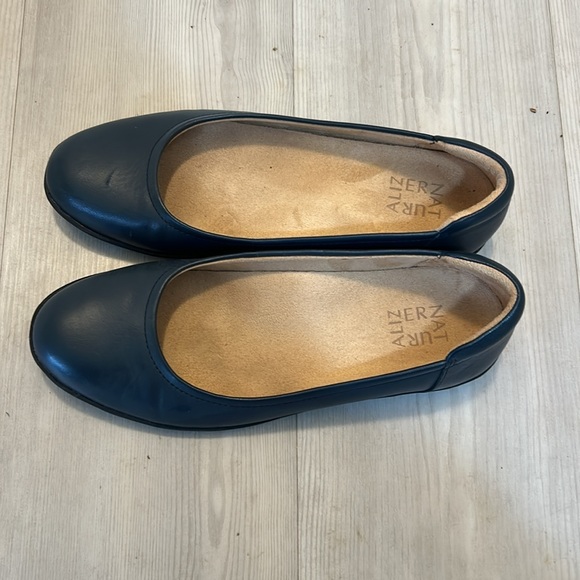 Naturalizer Flats, Fits like a Size 9 Wide - Picture 4 of 7